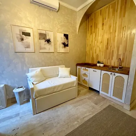 Historic Design 3-storey Arnavutkoey With Patio شقة