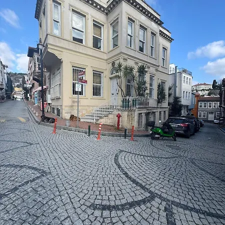 Apartament Historic Design 3-storey Arnavutkoey With Patio Stambuł