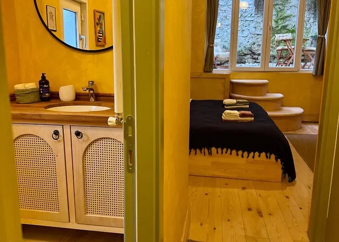 Daire Historic Design 3-storey Arnavutkoey With Patio İstanbul