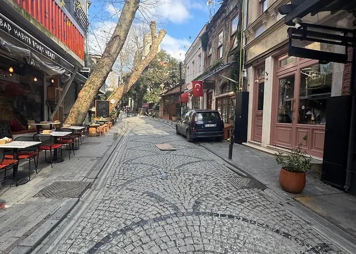 Historic Design 3-storey Arnavutkoey With Patio