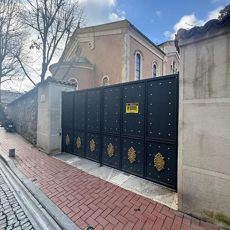 Historic Design 3-storey Arnavutkoey With Patio Appartement